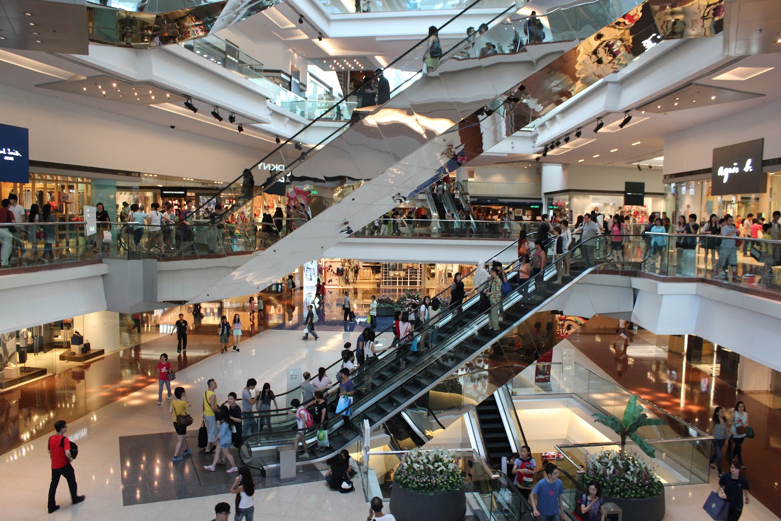 Shoppings devem contratar mais de 100 mil temporários para o final do ano